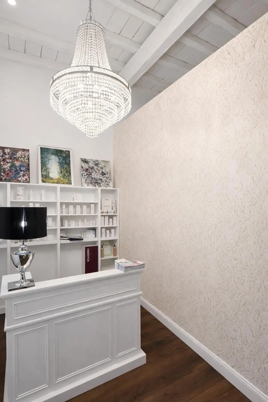 Ingresso dell'atelier Oliviér Estetica Sartoriale a Roma centro: ambiente raccolto, luce calda, accoglienza sobria
