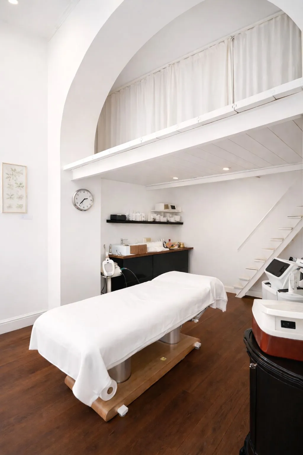 Cabina trattamenti Oliviér: postazione professionale, attrezzature e ambiente calmo in tonalità scure